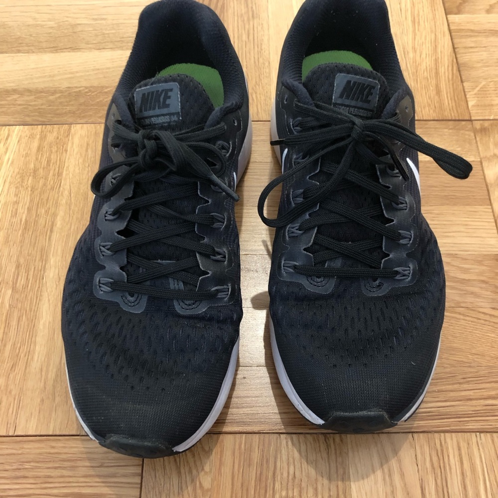 Nike Zoom Pegasus 34 size 9 in Black and White.